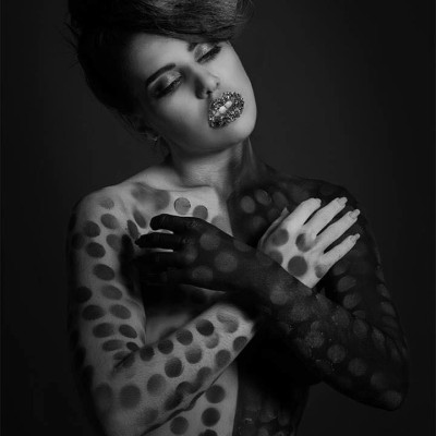 Airbrush und Bodypaint Black and White. Photography by Jürgen Sperrer | 2016 Model: Sarah Baumgartner Visa: Nadja Maisl